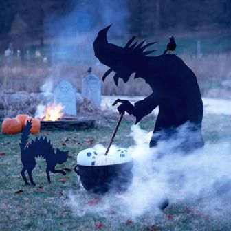 Dekoriertes Haus für Halloween mit Hexe