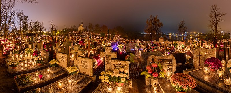 Mit Lichtern und Blumen eschmückter Friedhof für Allerheiligen
